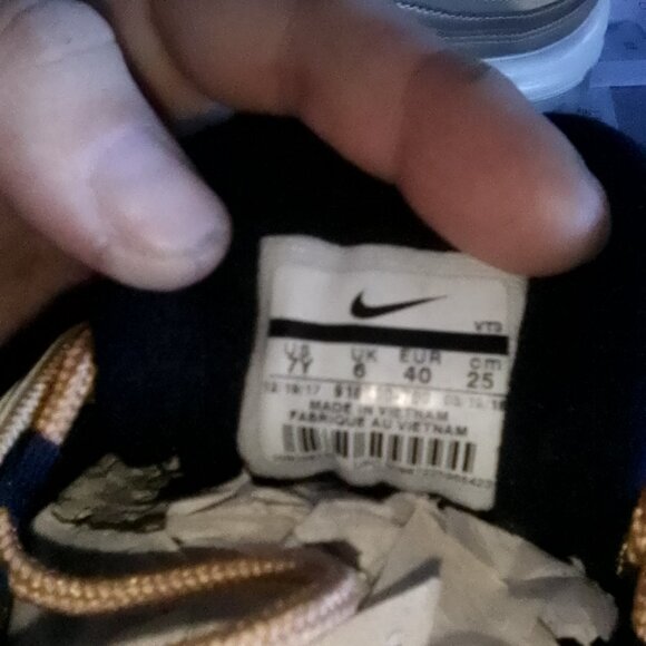 Nike youth air maxs - Picture 2 of 2